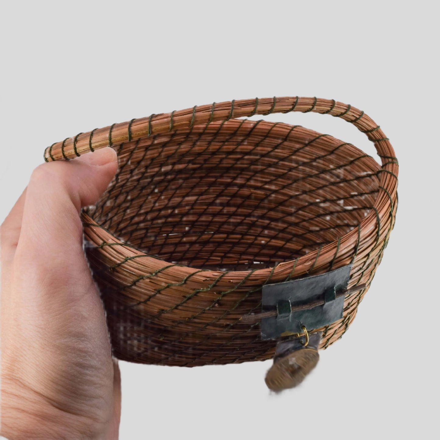 TK_Pine_needle_basket_with_handle